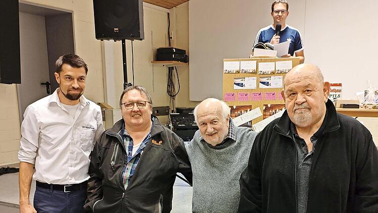Das Siegerfoto zeigt von links nach rechts: Den 1. Vorstand des SV Aura Marco Danz, den Drittplatzierten Roland Sch&auml;flein, den Sieger Robert Krauss und den Zweitplatzierten Reinhard Hablowetz.