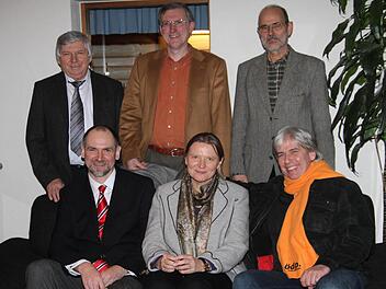 Die Spitzenkandidaten des ÖDP-Bezirksverbandes Oberfranken für die Landtags- und Bezirkstagswahl im Herbst (von links): stehend Konrad Zimmermann, Thomas Müller und Klaus Klumpers sowie sitzend Martin Eichler, Carita Müller und Thomas Büchner. Foto: Gerda Völk