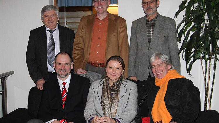 Die Spitzenkandidaten des ÖDP-Bezirksverbandes Oberfranken für die Landtags- und Bezirkstagswahl im Herbst (von links): stehend Konrad Zimmermann, Thomas Müller und Klaus Klumpers sowie sitzend Martin Eichler, Carita Müller und Thomas Büchner. Foto: Gerda Völk