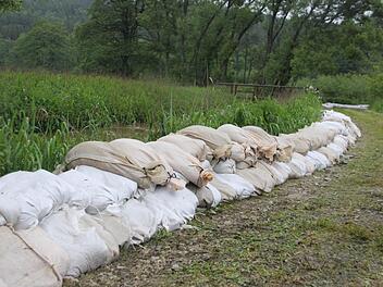 Sandsäcke im Uferbereich der Aurach haben verhindert, dass der Bach über die Ufer tritt und die durch einen Damm gesicherten Fischteiche bei Tretzendorf flutet.  Fotos: Andreas Lösch