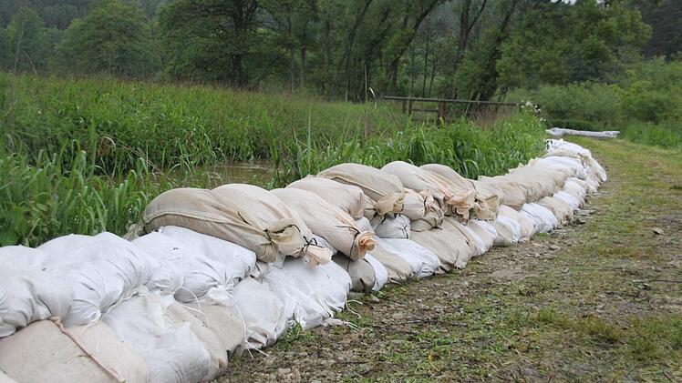 Sandsäcke im Uferbereich der Aurach haben verhindert, dass der Bach über die Ufer tritt und die durch einen Damm gesicherten Fischteiche bei Tretzendorf flutet.  Fotos: Andreas Lösch