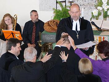 Offizielle Installation mit Segnung durch Dekan Johannes Grünwald (Mitte) Fotos: Johannes Michel