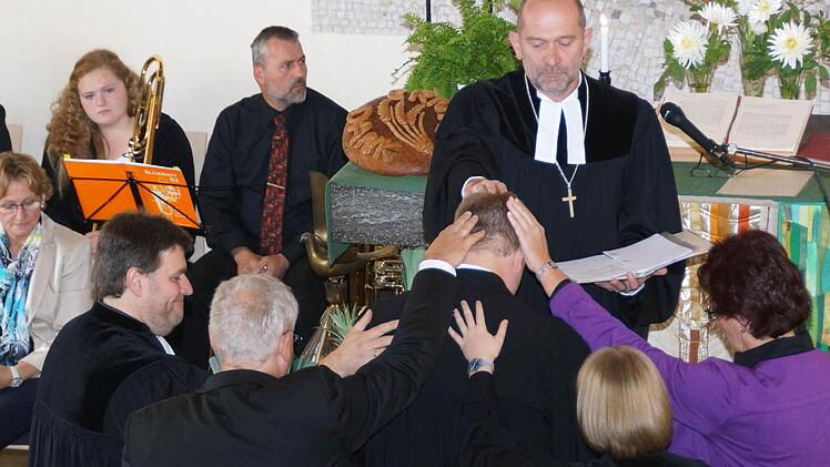 Offizielle Installation mit Segnung durch Dekan Johannes Grünwald (Mitte) Fotos: Johannes Michel