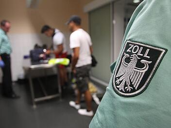 Bei einer Kontrolle haben es Einh&ouml;rner manchmal nicht leicht. Foto: Sebastian Willnow, dpa