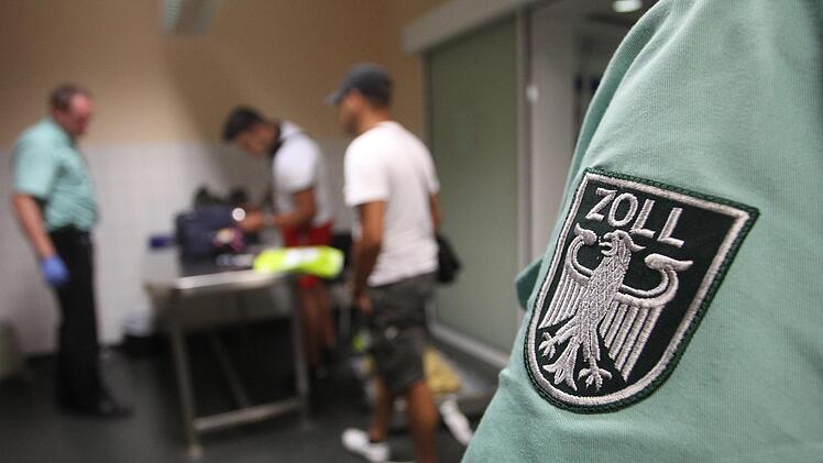 Bei einer Kontrolle haben es Einh&ouml;rner manchmal nicht leicht. Foto: Sebastian Willnow, dpa