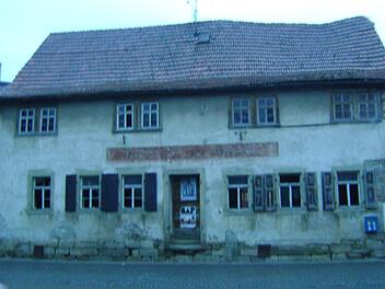 Das seit 1985 leere Gasthaus Adler wurde für das neue Mehrgenerationenhaus abgerissen. Foto: Philipp Bauernschubert/Archiv