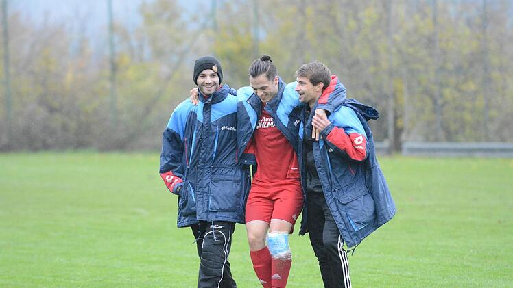 Lachen kann Karlburgs Michael Wolff trotz seiner Verletzung im Spiel gegen Fuchsstadt.ssp