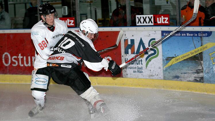 Vollbremsung nur in dieser Szene: Der Haßfurter Alexander Stahl (rechts, daneben Königsbrunns Alexander Strehler) und die restlichen Haßfurter "Hawks" fegten den EHC Königsbrunn mit 8:4 aus der Halle.