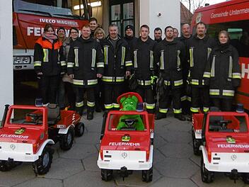 Dieses Orga-Team um Kommandant Ralph Morgenroth (Siebter von links) steht bereit: Sie alle wollen sich um die künftige Kinderfeuerwehr Untermerzbach kümmern.Nadine Schramm