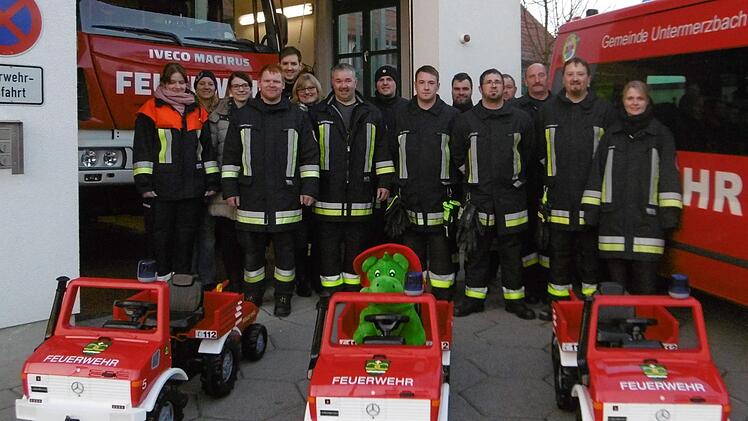 Dieses Orga-Team um Kommandant Ralph Morgenroth (Siebter von links) steht bereit: Sie alle wollen sich um die künftige Kinderfeuerwehr Untermerzbach kümmern.Nadine Schramm