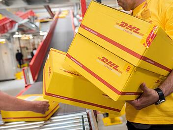 DHL Pakete werden sortiert