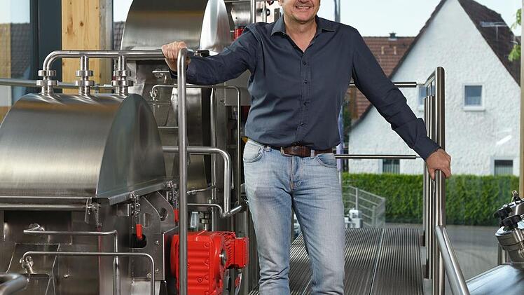 Firmen-Chef Dominik Eichhorn vor der neuen Anlage.