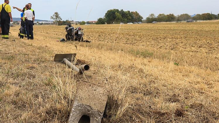 Nach einem &Uuml;berholman&ouml;ver hatte der Fahrer die Kontrolle &uuml;ber sein Motorrad verloren. Die B&nbsp;4 war l&auml;nger gesperrt.  Foto: News5/Merzbach