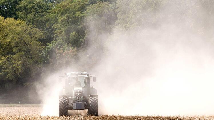 In Unterfranken wurde ein 79-J&auml;hriger von seinem Traktor &uuml;berrollt. Symbolfoto: Sebastian Gollnow/dpa