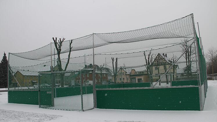 Erst wenige Monate im Betrieb und schon häufen sich die Beschwerden. Zu laut sagen die Anwohner und klagen über Knallgeräusche, wenn der Ball auf die Bande trifft.Gerda Völk