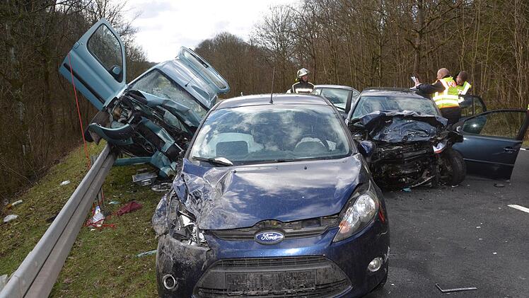 Auf der Staatsstra&szlig;e 2291 im Landkreis Bad Kissingen kam es am Sonntag zu einem t&ouml;dlichen Verkehrsunfall. Foto:  Peter Rauch