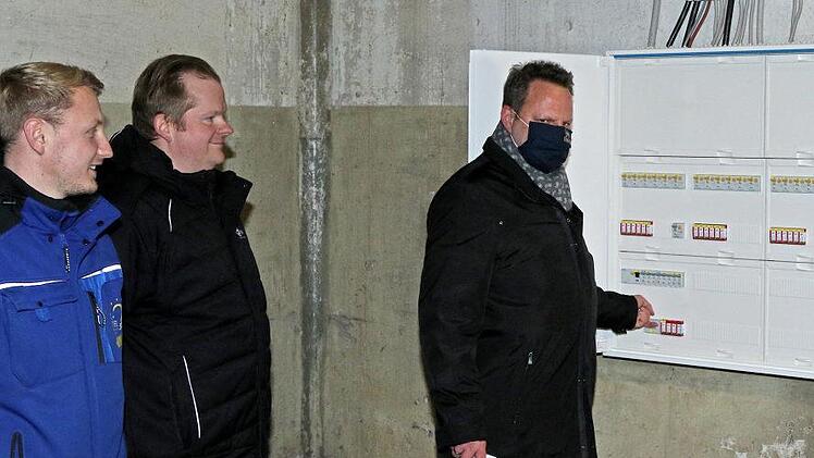 Gegen 16.30 Uhr am Montag knipste OB Ingo Lehmann die Beleuchtung an. Foto: Monika Limmer