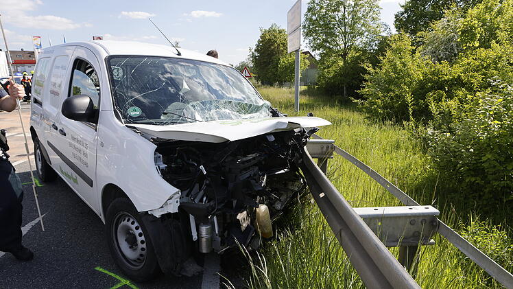 Mehrere Verletzte bei Kreuzungsunfall: Autofahrer will Unfallstelle umfahren und landet im Graben