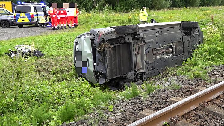 Meeder: Tödlicher Verkehrsunfall an Bahnübergang - Frau verstirbt an der Unfallstelle