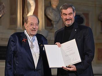 Ralph Siegel und Markus Söder Bayerns Ministerpräsident Markus Söder (rechts) zeichnete am Mittwoch Komponist Ralph Siegel mit dem Bayerischen Maximiliansorden aus.