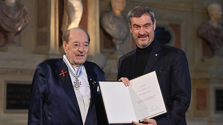 Bayerns Ministerpräsident Markus Söder (rechts) zeichnete am Mittwoch Komponist Ralph Siegel mit dem Bayerischen Maximiliansorden aus.