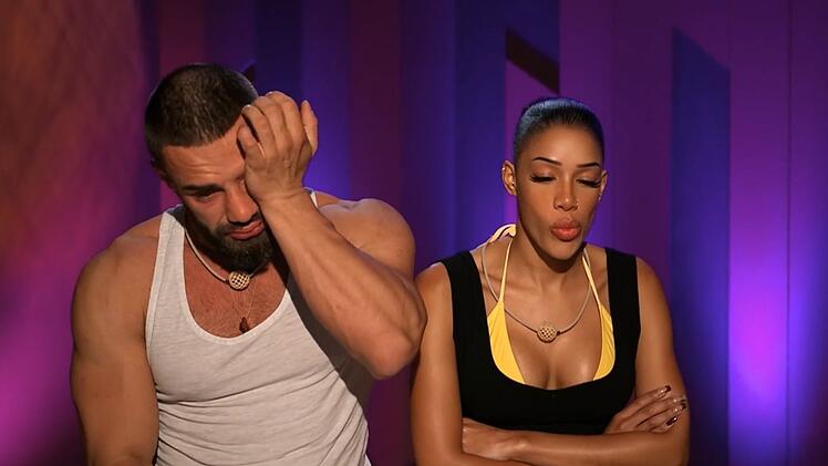 Echte Emotionen oder Show? Vanessa zeigt sich unbeeindruckt von Aleks' Tr&auml;nen.
