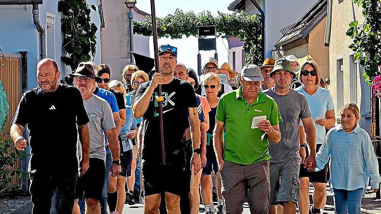 Unser Bild zeigt die Pilgergruppe beim Ausmarsch von Retzbach zur&uuml;ck nach Fuchsstadt. Dieter B&uuml;ttner