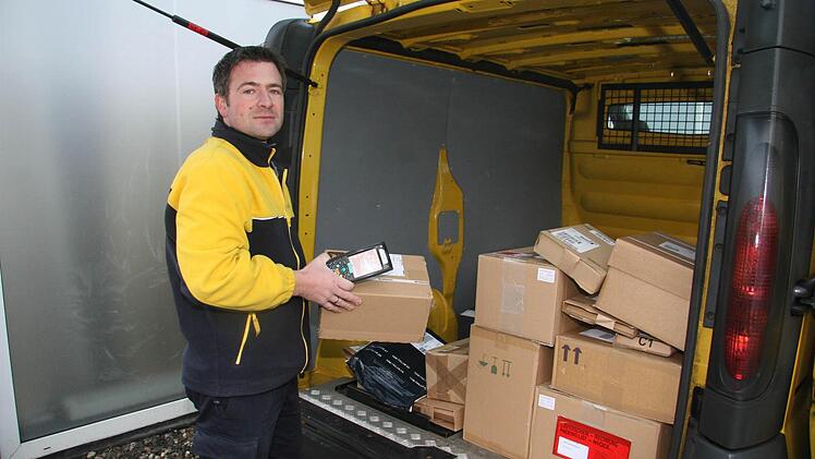 "Ich habe heute extrem wenig. Das ist schon fast verwunderlich", sagt Stefan Sünkel lachend und lädt rund 60 Päckchen und Pakete in seine gelbes Postauto sowie unzählige Briefe, auch Weihnachtskarten. Er ist ein so genannter Verstärker in Küps und nimmt während der Weihnachtshektik den Kollegen einen Teil der Arbeit ab.