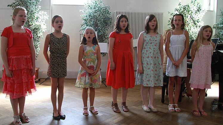 Neu und hörenswert: Beim Abschlusskonzert präsentierte Lehrerin Barbara Baier ihre Gesangsschüler als Klein-Chor.