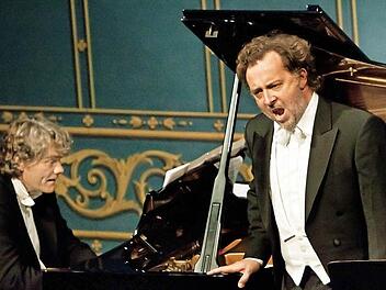 Perfekt harmonierendes Interpreten-Duo: Christian Gerhaher und sein Klavierpartner Gerold Huber begeisterten das Publikum bei ihrem inzwischen dritten Gastspiel im Coburger Landestheater. Foto: Jochen Berger