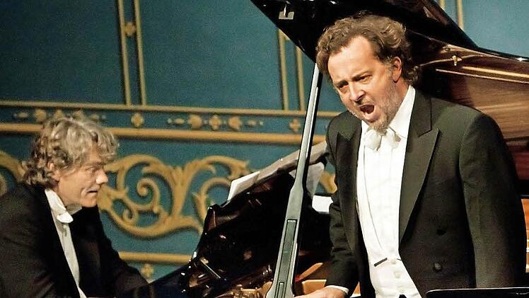 Perfekt harmonierendes Interpreten-Duo: Christian Gerhaher und sein Klavierpartner Gerold Huber begeisterten das Publikum bei ihrem inzwischen dritten Gastspiel im Coburger Landestheater. Foto: Jochen Berger