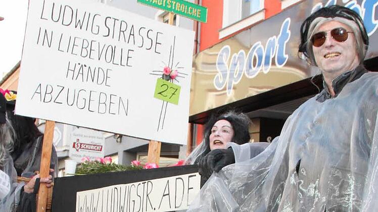 Die Bad Brückenauer "Stadtstrolche" tragen die Ludwigstraße öffentlich zu Grabe.