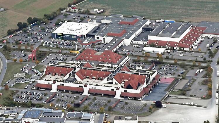 Das Gelände mit den beiden Hirschaider Möbelhäusern, wo sich Samstagabend der Raubüberfall ereignete.  Luftbild: Ronald Rinklef