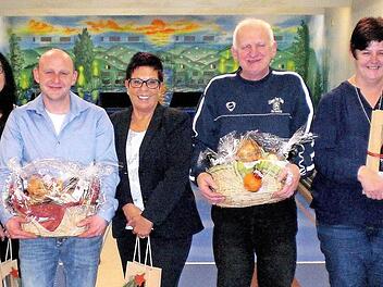 Die Sportleiter Richard Seufert (links) und Sabrina Gallmann (rechts) ehrten die Clubmeister der "Fröhlichen Neun" Sand (weiter von links): Ingrid Finger, Sven Ullrich, Rosi Winkler, Werner Seufert und Birgit Sieler; nicht im Bild ist Hubert Hückmann. Foto: Alfons Beuerlein