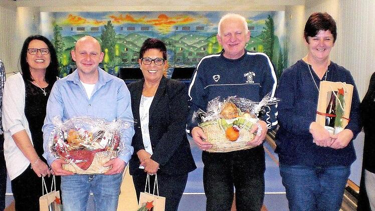 Die Sportleiter Richard Seufert (links) und Sabrina Gallmann (rechts) ehrten die Clubmeister der "Fröhlichen Neun" Sand (weiter von links): Ingrid Finger, Sven Ullrich, Rosi Winkler, Werner Seufert und Birgit Sieler; nicht im Bild ist Hubert Hückmann. Foto: Alfons Beuerlein