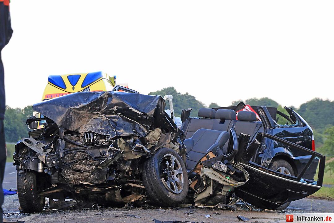 Großeibstadt: Tödlicher Unfall - Autos kollidieren frontal