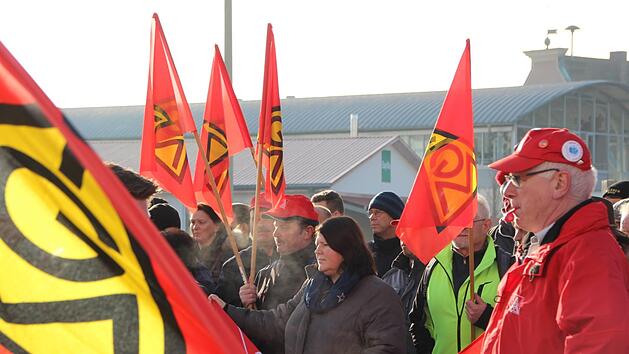 Gut 200 Metaller  gingen am Mittwoch in Ebern auf die Straße, um die Forderungen der IG Metall zu unterstützen. Eckehard Kiesewetter