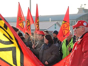 Gut 200 Metaller  gingen am Mittwoch in Ebern auf die Straße, um die Forderungen der IG Metall zu unterstützen. Eckehard Kiesewetter