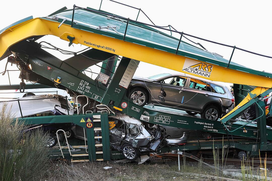 Güterzüge krachen ineinander: Waggons entgleisen