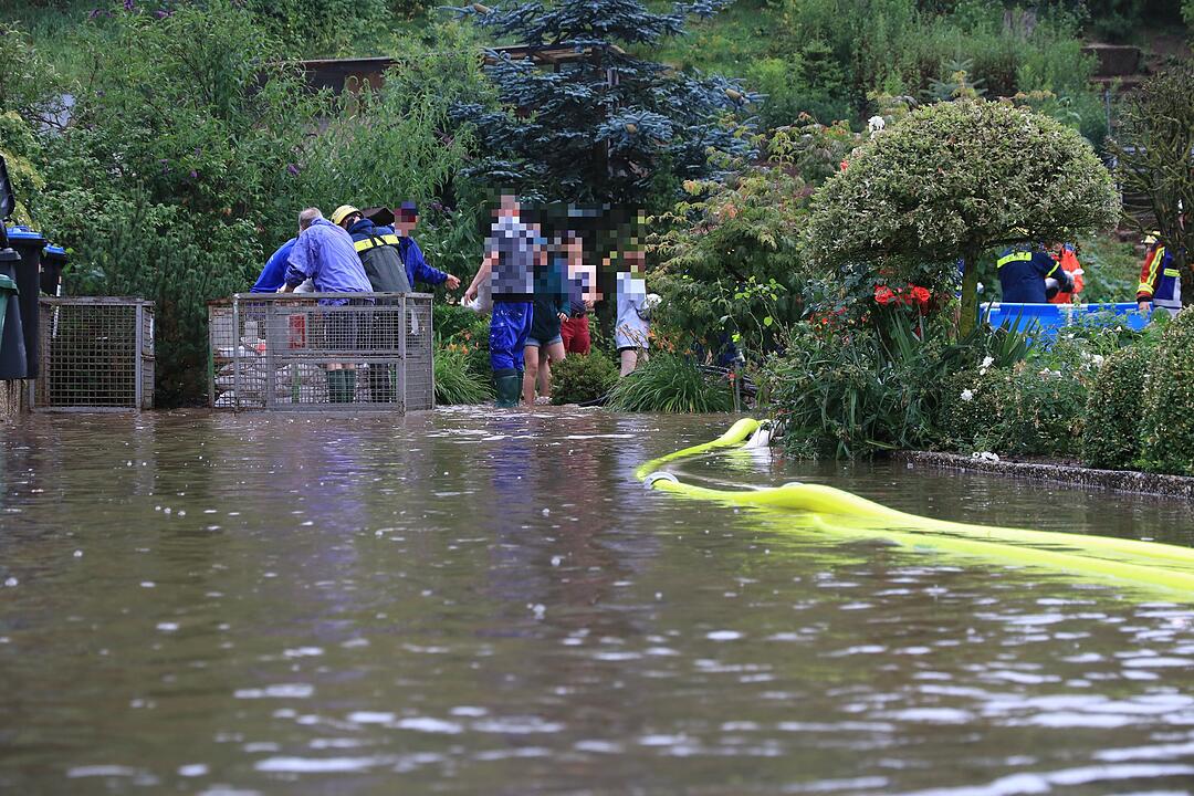 Autos versinken in Wassermassen in Heroldsbach