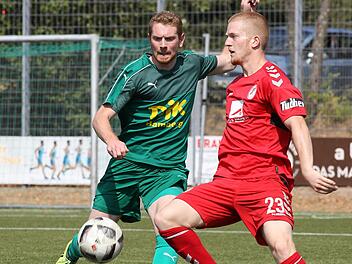 Johannes Jessen (links), hier im Zweikampf mit dem Seligenportener Raffael Kobrowski, steht DJK-Trainer Mario Bail wieder zur Verf&uuml;gung.sportpress