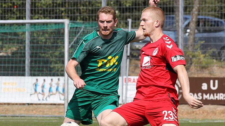 Johannes Jessen (links), hier im Zweikampf mit dem Seligenportener Raffael Kobrowski, steht DJK-Trainer Mario Bail wieder zur Verf&uuml;gung.sportpress
