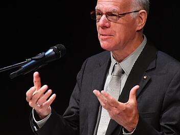 Norbert Lammert bei seinem Vortrag im Theater Fotos: Ronald Rinklef