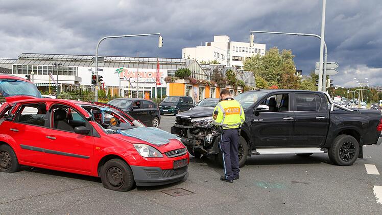 Auf einer Kreuzung in N&uuml;rnberg stie&szlig;en am Montagmittag zwei Fahrzeuge zusammen. Foto: NEWS5 / Friedrich