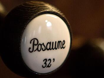 Mächtig große neue Pfeifen in zwei Bass-Registern hat die Schuke-Orgel in der Coburger Morizkirche erhalten. Eines dieser Register in der Posaunenbass 32 Fuß.Foto: Jochen berger