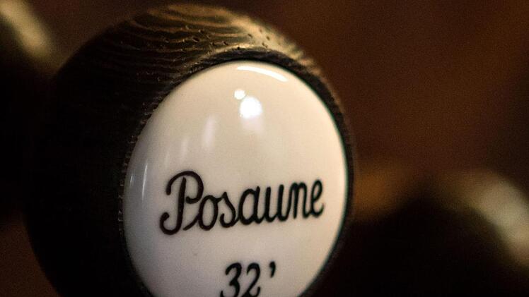 Mächtig große neue Pfeifen in zwei Bass-Registern hat die Schuke-Orgel in der Coburger Morizkirche erhalten. Eines dieser Register in der Posaunenbass 32 Fuß.Foto: Jochen berger