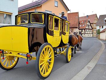 Nach dem überraschenden Aus der Unterstützung durch die Post AG für die Postkutsche kommen nun höhere Kosten auf den Verein zu. Der Bezirk hat für die Fortführung der Fahrten jetzt mehr finanzielle Unterstützung zugesagt. Archiv/Sigismund von Dobschütz