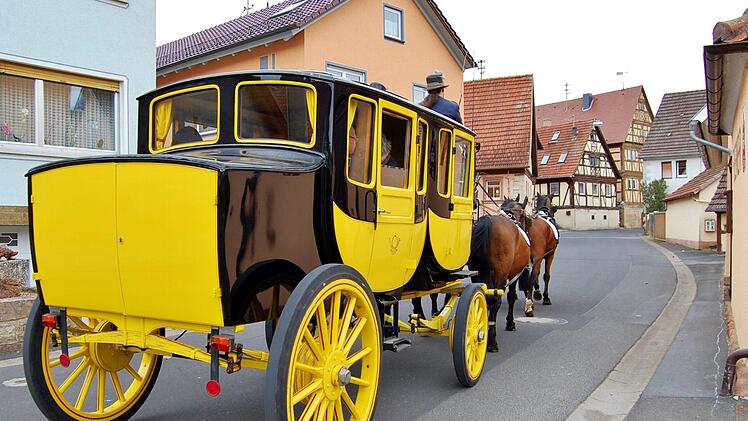 Nach dem überraschenden Aus der Unterstützung durch die Post AG für die Postkutsche kommen nun höhere Kosten auf den Verein zu. Der Bezirk hat für die Fortführung der Fahrten jetzt mehr finanzielle Unterstützung zugesagt. Archiv/Sigismund von Dobschütz