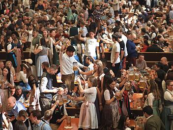 Unfassbare Preise beim Oktoberfest 2025: Steak kostet mehr als 200 Euro