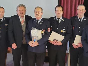 Die geehrten Feuerwehrmänner Urban Förtsch, Michael Neubauer und Martin Förtsch (Fünfter, Sechster und Siebter von links) mit Ehrengästen.
